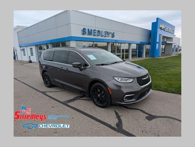2022 Chrysler Pacifica Touring L in Gray — front three-quarter view