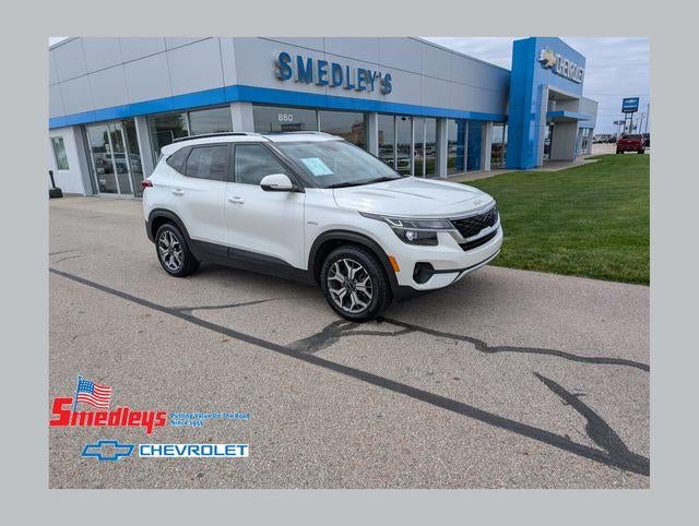 2022 Kia Seltos EX in White — front three-quarter view